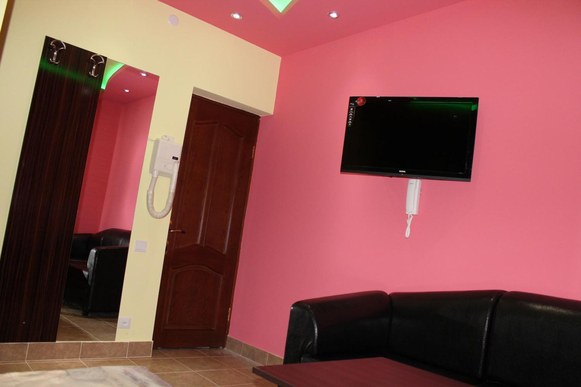 יירבאן Princ Plaza Hotel מראה חיצוני תמונה