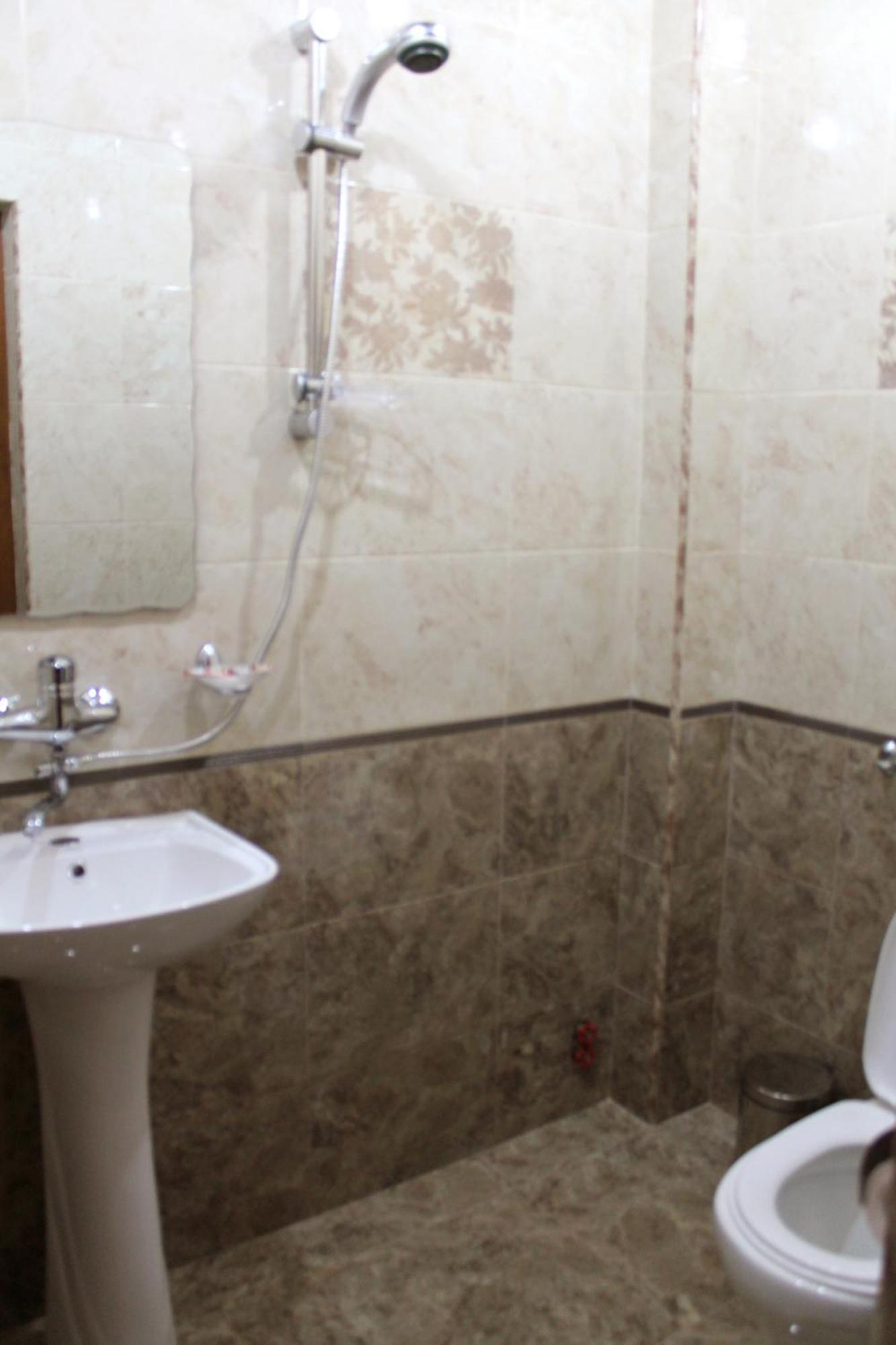 יירבאן Princ Plaza Hotel מראה חיצוני תמונה