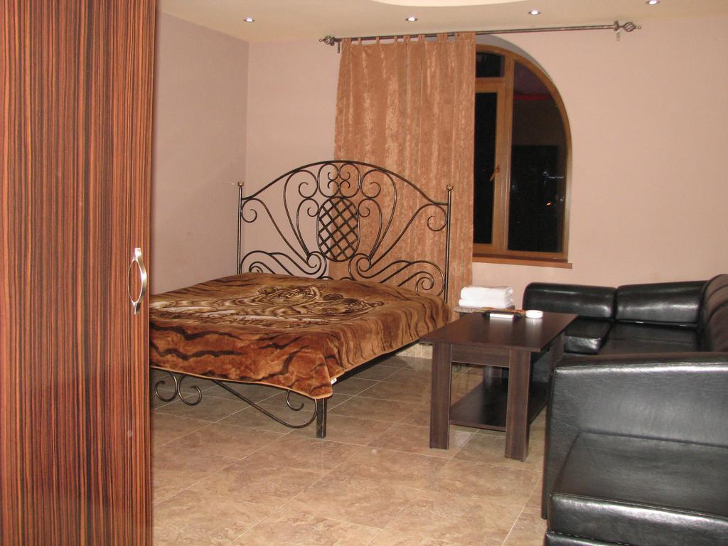 יירבאן Princ Plaza Hotel חדר תמונה
