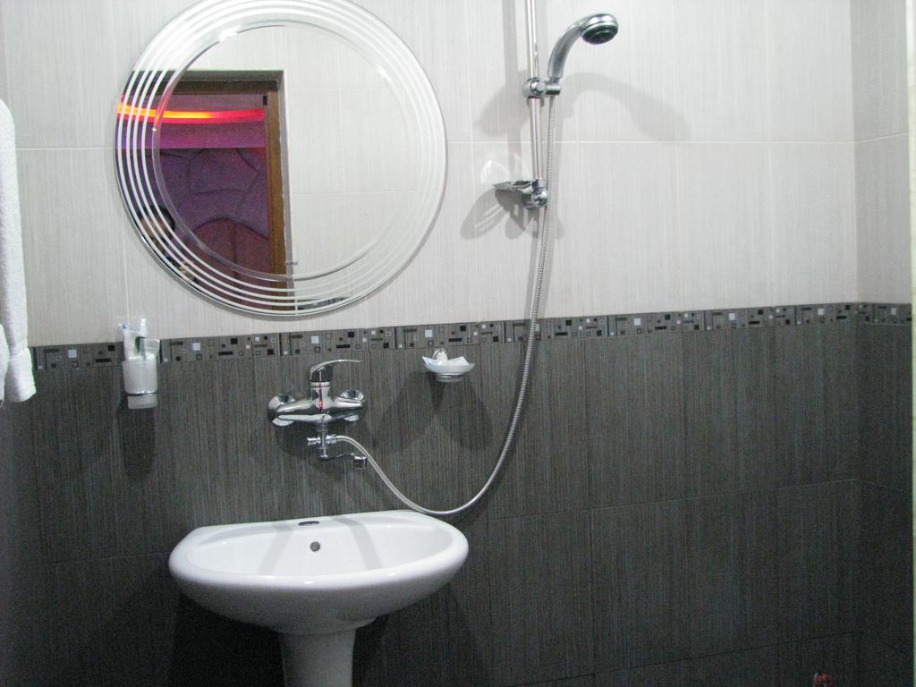 יירבאן Princ Plaza Hotel חדר תמונה