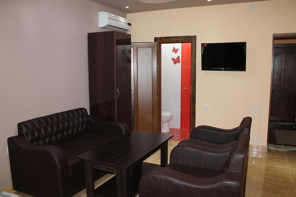 יירבאן Princ Plaza Hotel חדר תמונה