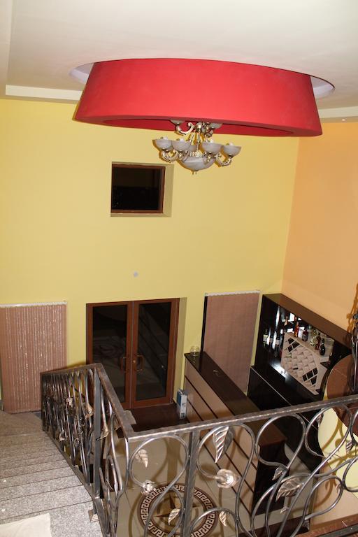 יירבאן Princ Plaza Hotel מראה חיצוני תמונה